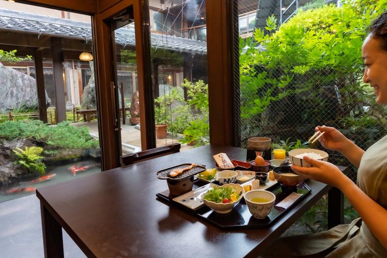 「石和温泉 銘石の宿 かげつ」で美しき日本庭園と温泉を堪能する旅へ