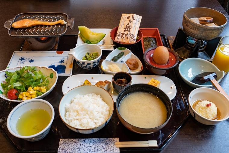 「石和温泉 銘石の宿 かげつ」で美しき日本庭園と温泉を堪能する旅へ