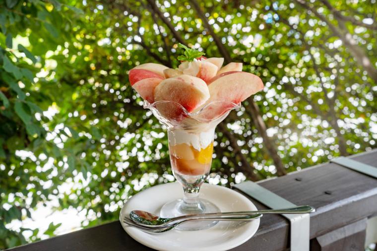 山梨・石和温泉から行ける！朝採れフルーツパフェを楽しめるカフェ