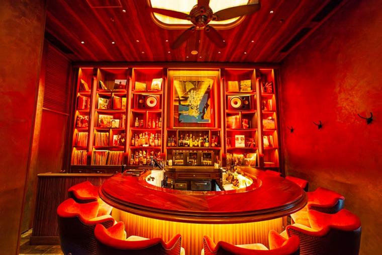 シガーバー「R261 CIGAR & ROCK」