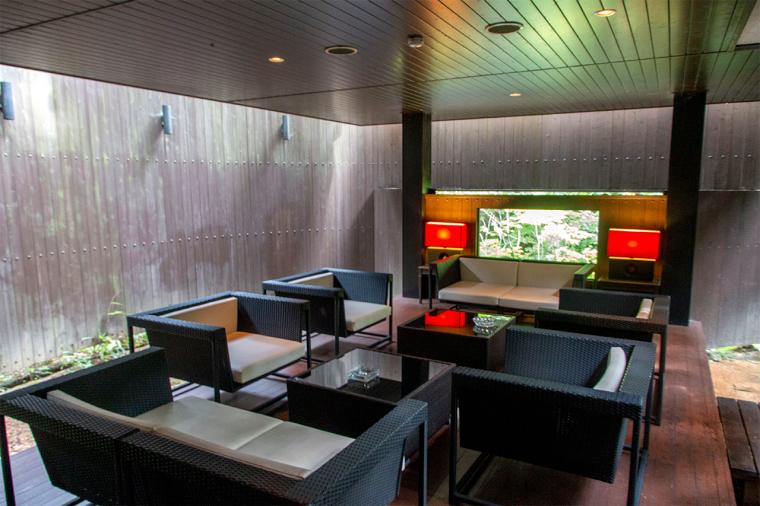 扉温泉 明神館 湯上がりはオープンテラスで小休憩