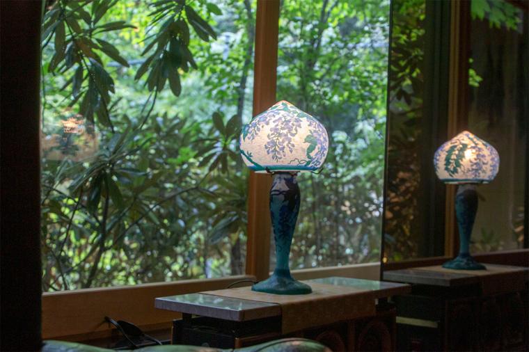 扉温泉 明神館 滞在への期待が高まるクラシカルなロビーへ