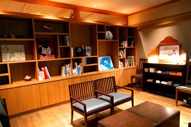 扉温泉 明神館 談話室で読書や会話を楽しむ