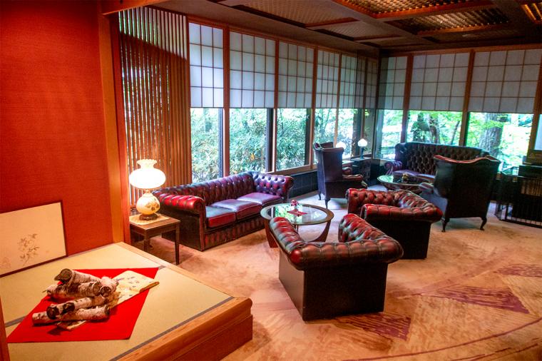 扉温泉 明神館 滞在への期待が高まるクラシカルなロビーへ