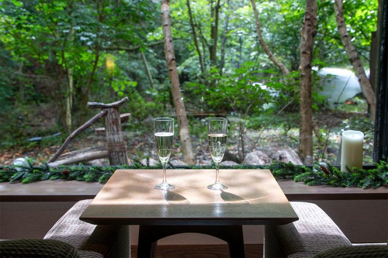 扉温泉 明神館 ワインを片手にサロン「1050」でチェックイン