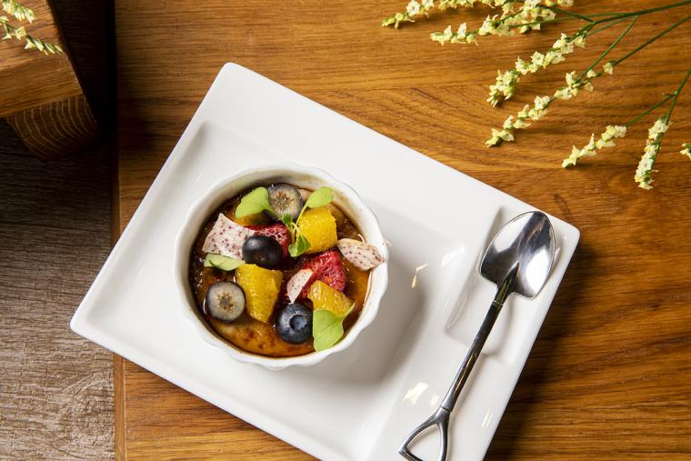 ザ・プリンスギャラリー東京紀尾井町　ヴィーガンディナーコース　キャロブ豆と豆乳のクレームブリュレ