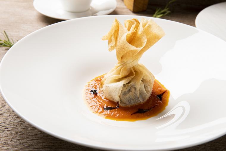 ザ・プリンスギャラリー東京紀尾井町　ヴィーガンディナーコース　ソイミートとキノコのパート包み 熊本八代トマトソース