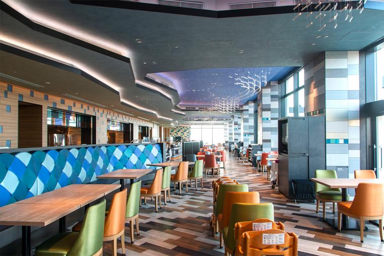 東京ベイ東急ホテル コーラル テーブルでディナーブッフェを楽しむ