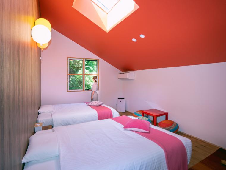 ポップでかわいい2階のベッドルーム