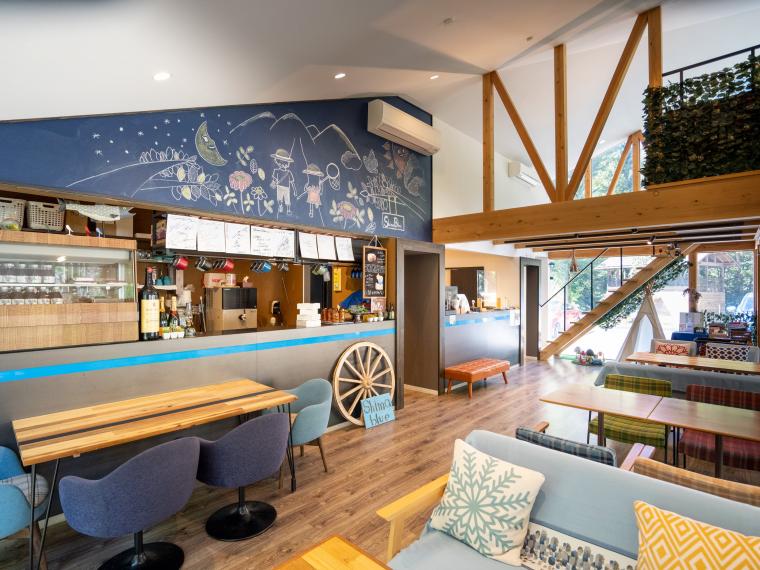 明るく開放感のあるフロントでチェックイン