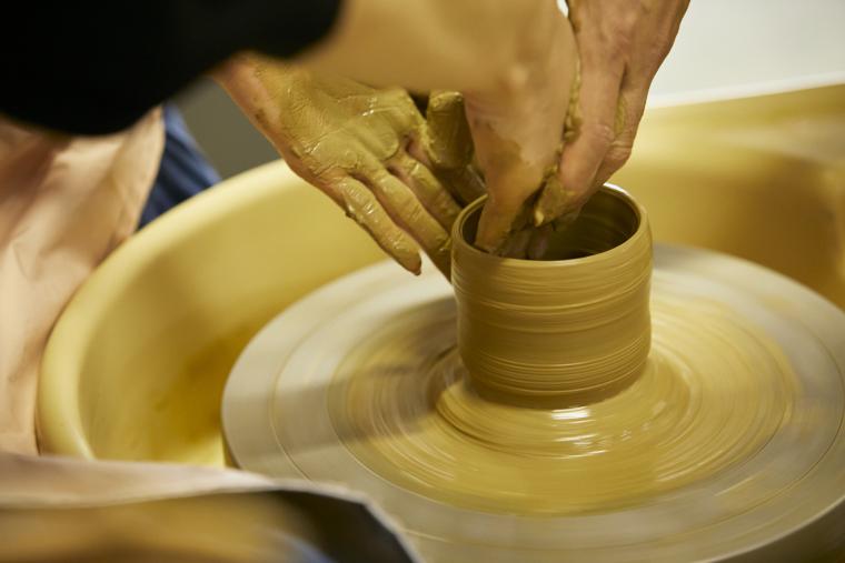 電動ろくろでカップ作り