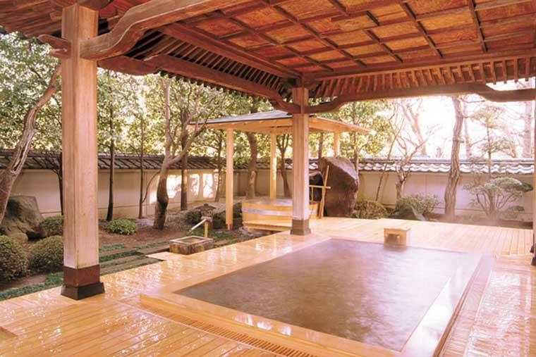 信州・上諏訪温泉　琥珀色の自家源泉を持つ宿【ホテル鷺乃湯】