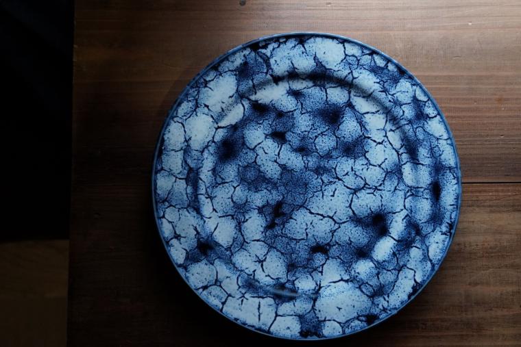 ピザ窯で出た灰を使って作った砥部焼のお皿