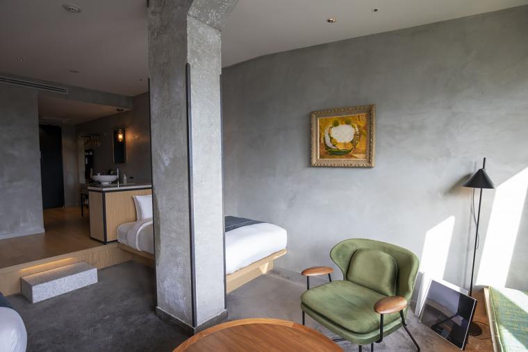 部屋に彩りを添えるのは杉戸氏のペインティング作品