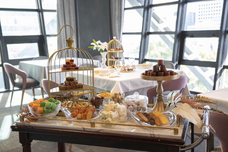 ワゴンで運ばれてくる「ミニャルディーズ」