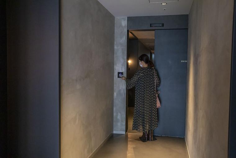 ロビーから部屋を隔てるのはSTAY ONLYと書かれた重厚なドア