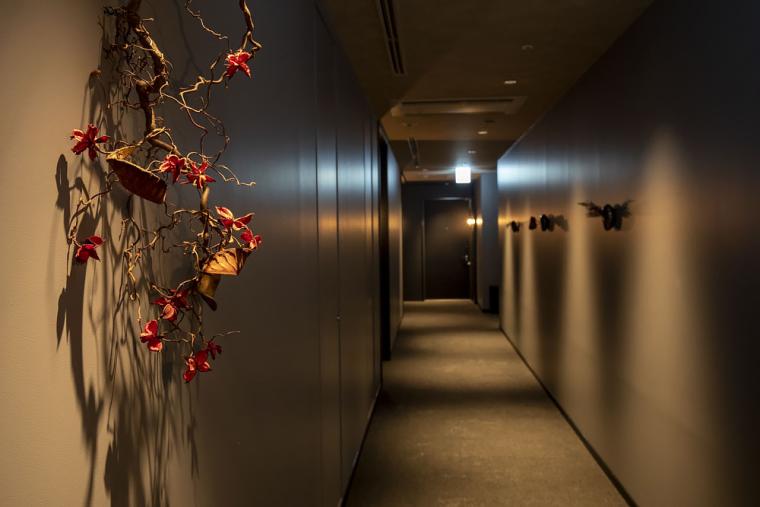 オブジェが飾られた宿泊者専用のスペース