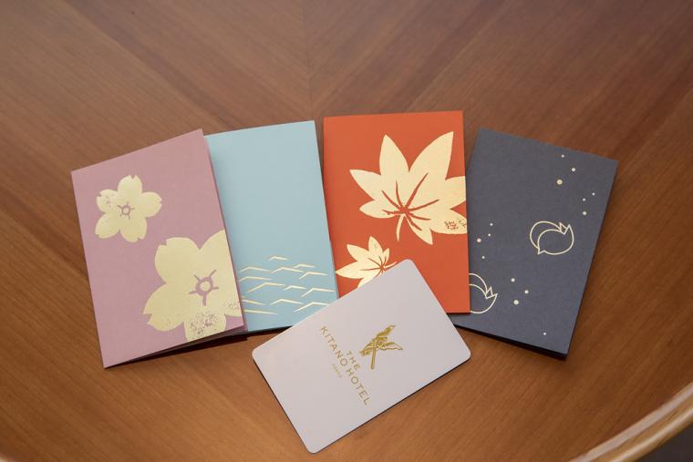 客室のイメージ合わせたデザインのキーケース