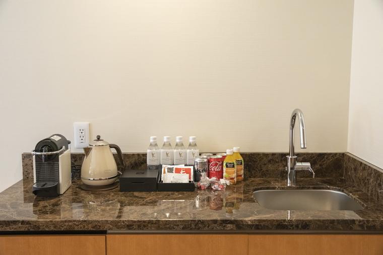 ミニバーとシンクが一体化したカウンター