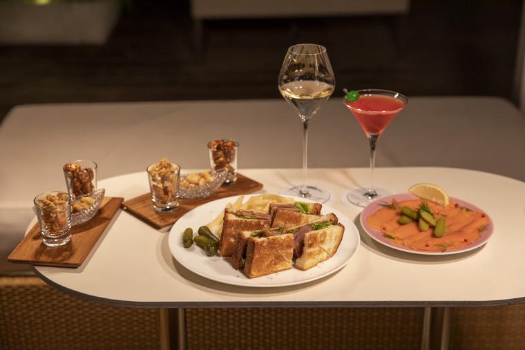 牛カツサンドやスモークサーモンなどの軽食