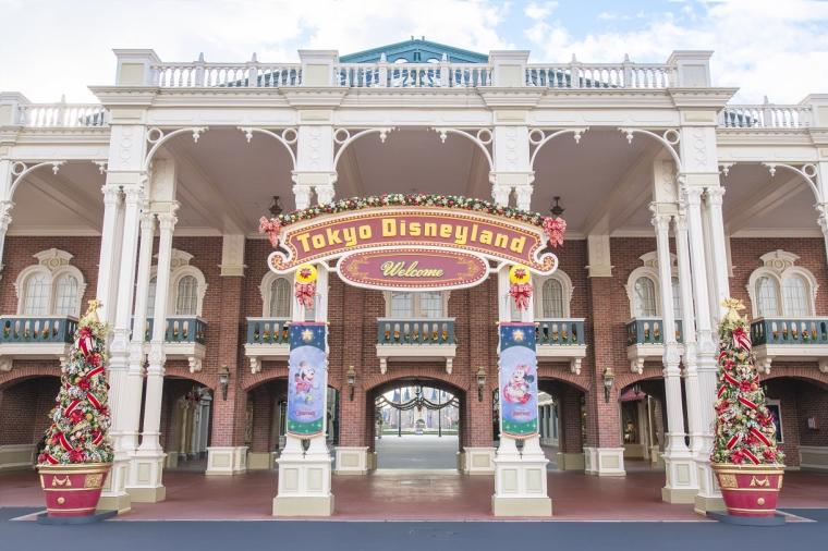 東京ディズニーリゾート　クリスマス　パレード クリスマスデコレーションがお出迎え