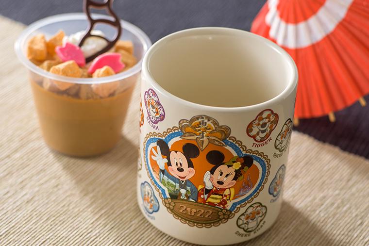 東京ディズニーリゾートのお正月2022 キャラメル＆ほうじ茶ムース、スーベニアカップ付き