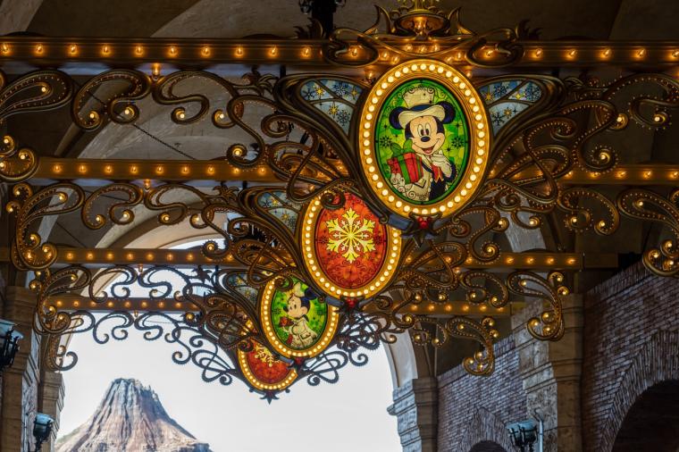 東京ディズニーシー　クリスマス　輝くツリーがゲストをお迎え