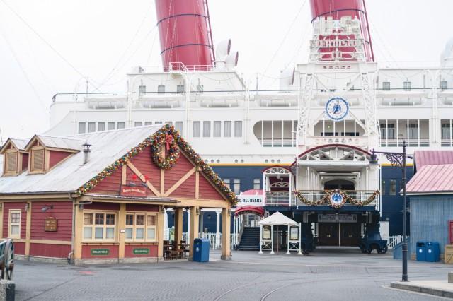 東京ディズニーシー　クリスマス　アメリカンウォーターフロントは、大人っぽい雰囲気のクリスマス装飾