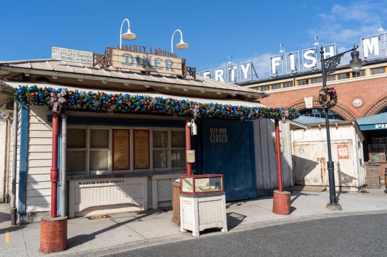 東京ディズニーシー　クリスマス　アメリカンウォーターフロントは、大人っぽい雰囲気のクリスマス装飾