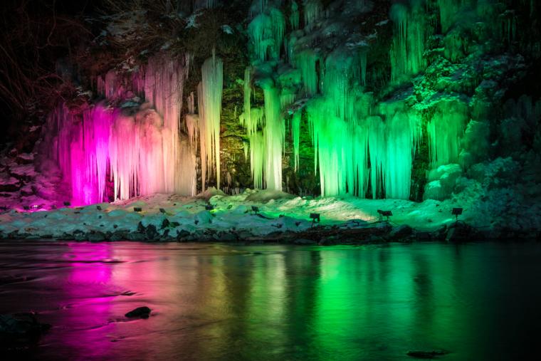 三十槌の氷柱ライトアップ