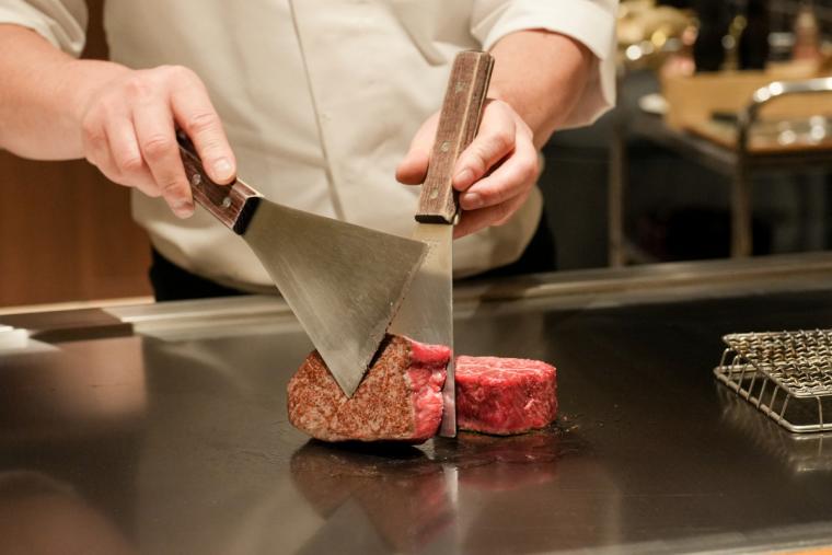 肉を焼くシェフ