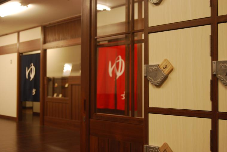 「昭和乃湯」入口。のれんをくぐると銭湯さながらの番台があります