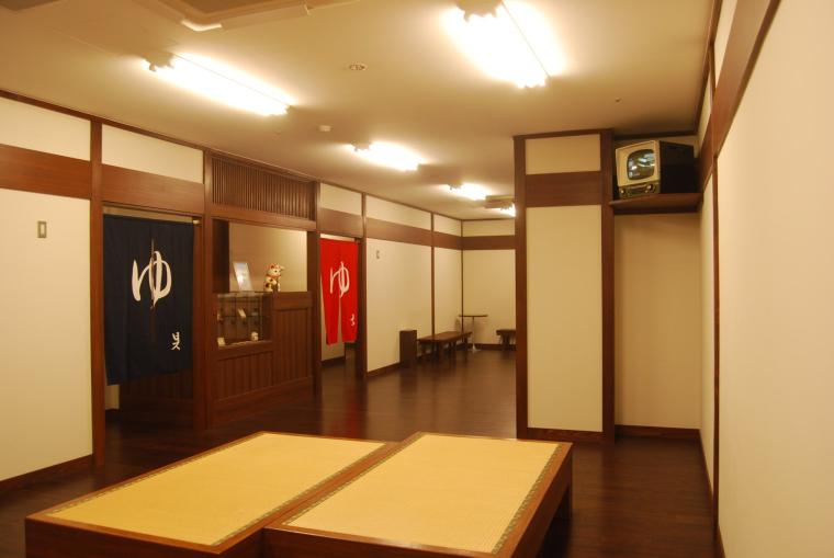 「昭和乃湯」待合スペース。昭和を感じさせるインテリアも