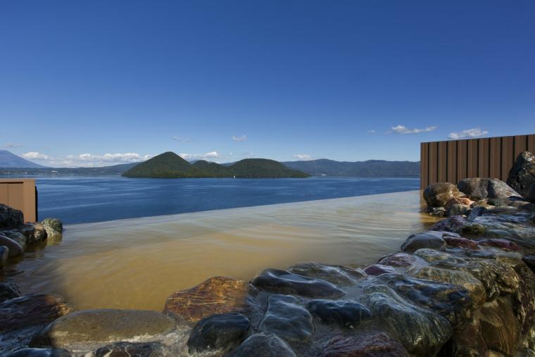 天空露天風呂のパノラマ露天TENQOO。目の前には雄大な洞爺湖が広がっています