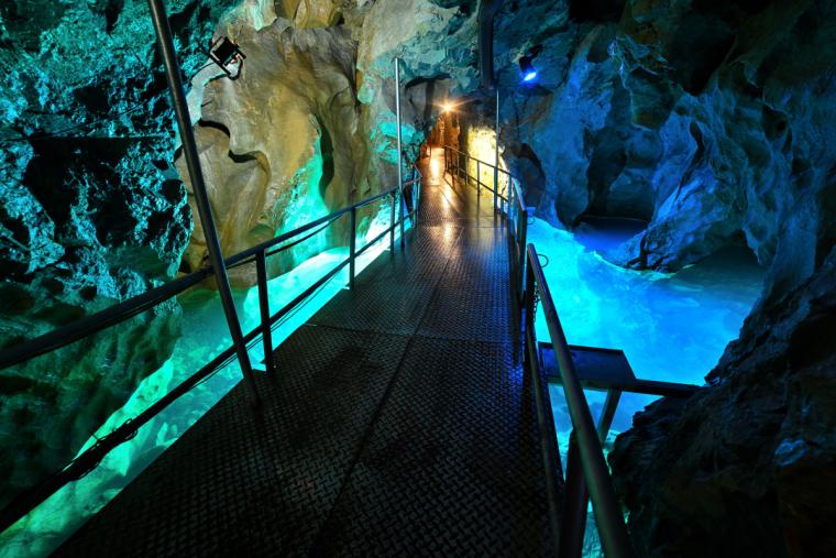 稲積水中鍾乳洞