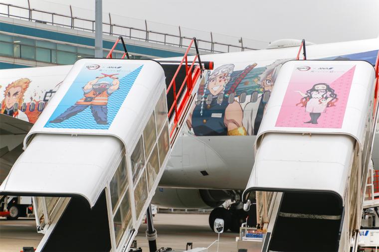 羽田空港限定！「鬼滅の刃」仕様のベルトローダーが出現