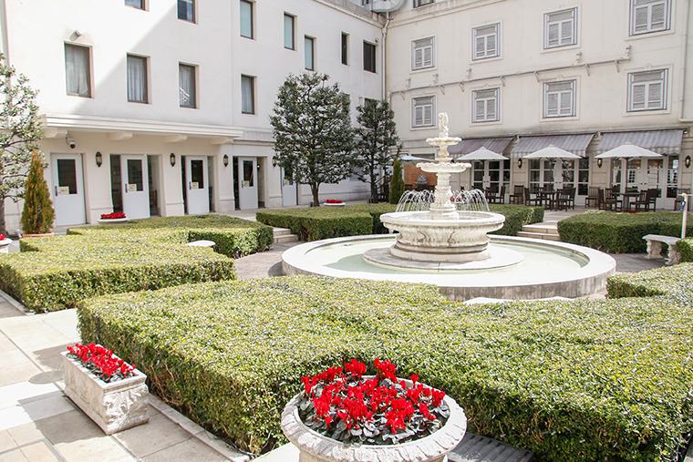 「ホテルニューグランド」中庭