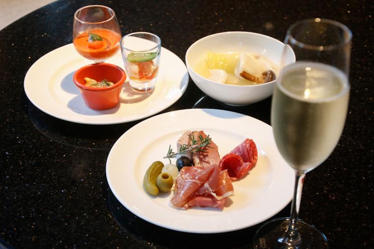 リージェンシークラブラウンジで楽しむイブニングカクテル