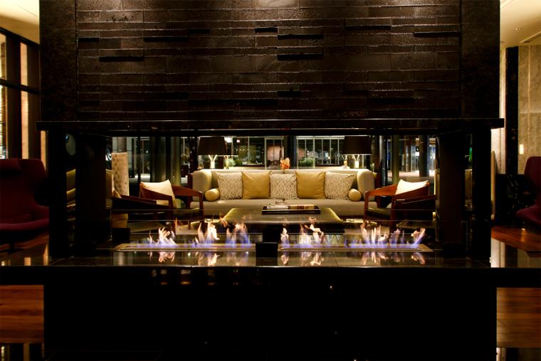 リビングスペースの暖炉