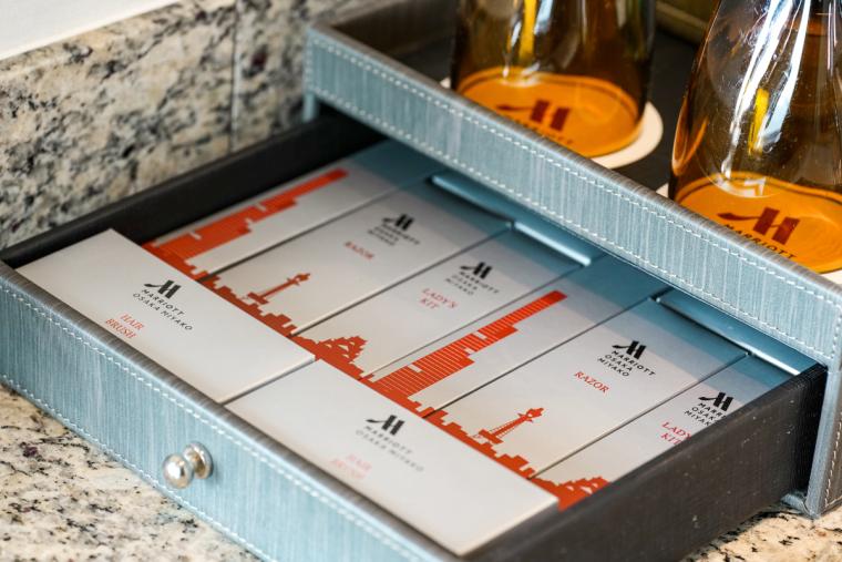 オリジナルのヘアブラシやヘアキャップ