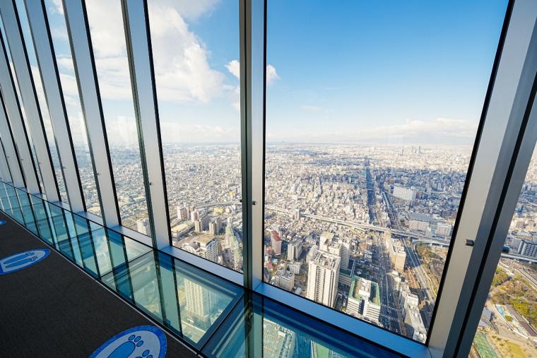 あべのハルカス60階「展望回廊」のガラス張りの床