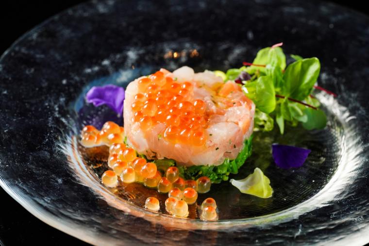 「海戦のタルタル 菜の花のエチュベ いくら添え」