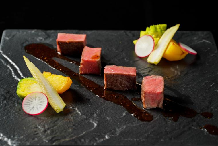 「国産牛ロースのグアドランゴロ トリュフ風味のソース」