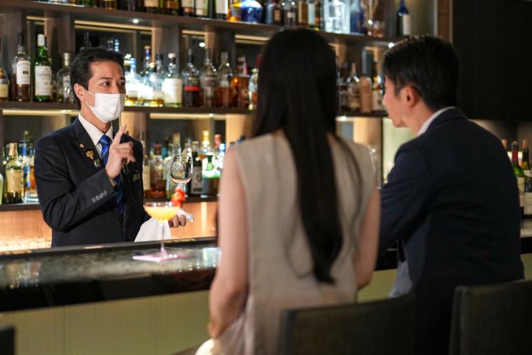 19階「BAR PLUS」でカクテルを