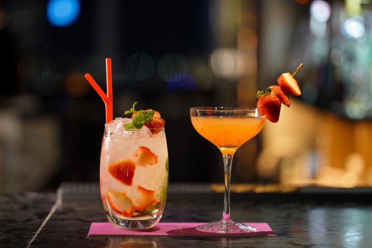 19階「BAR PLUS」のいちごのカクテル