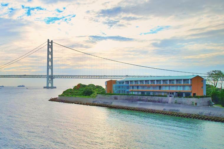 淡路島の最北端、明石海峡大橋の麓に位置する「望楼 青海波」