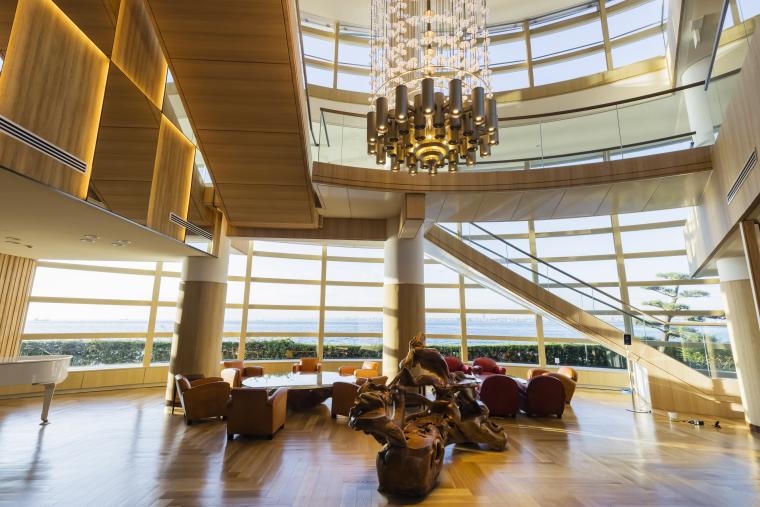 海を一望できる開放的なロビー。館内に入ると同時にリゾートステイを体感できます