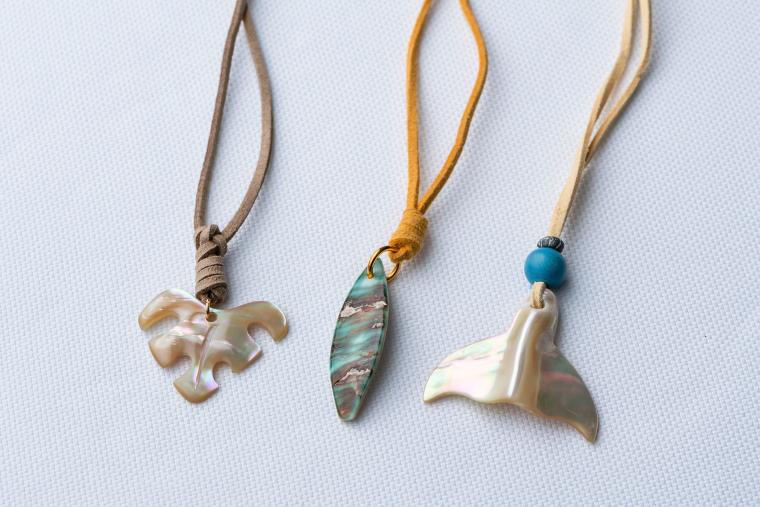 夜光貝でつくったアクセサリー