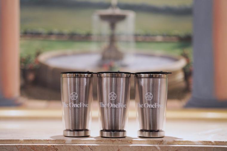 ロゴタンブラー。次回来館時の提示で、ロビーラウンジを無料で利用可能