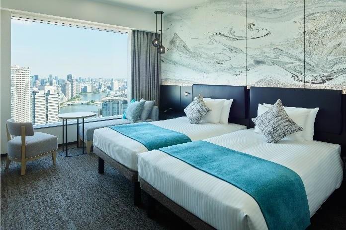 三井ガーデンホテル豊洲ベイサイドクロスのスーペリアツイン（客室総面積26平方メートル）。窓辺からは東京の街並みを眺めることができます